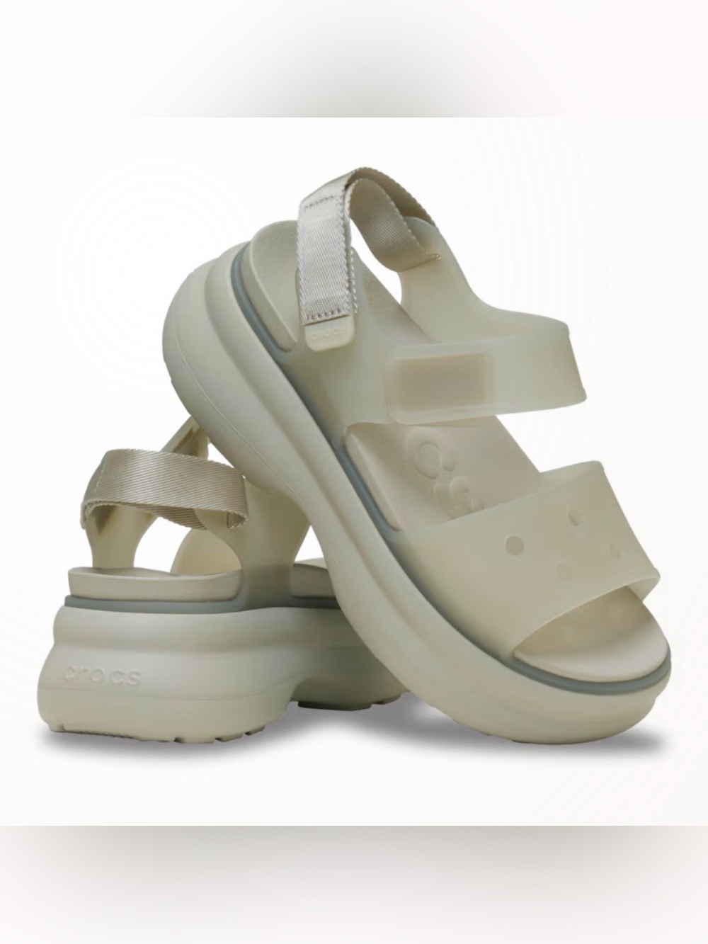 Crocs Soho Y Strap Frosted Sandal
Women’s size 8
